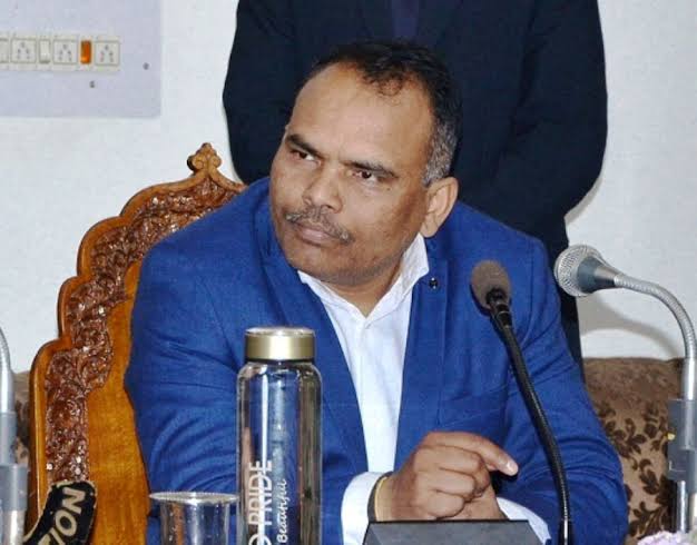 Div Com Kashmir visits acid attack survivor at SMHS Hospital