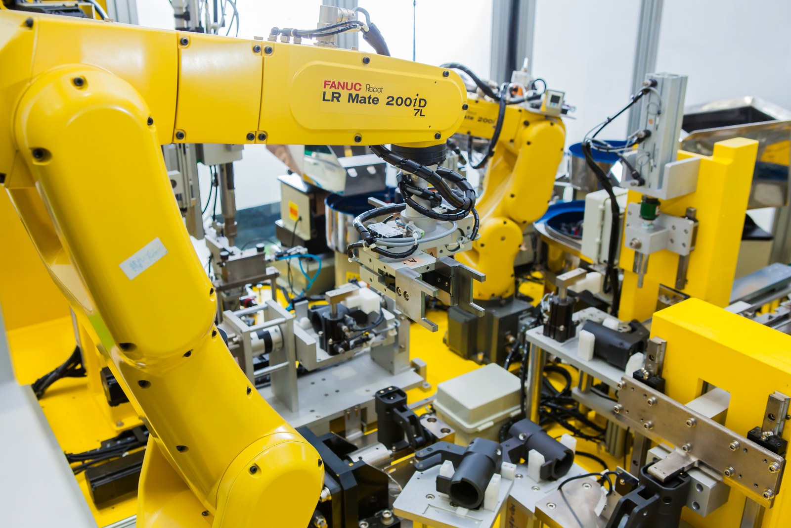 生産ラインのロボット組立ワークセル