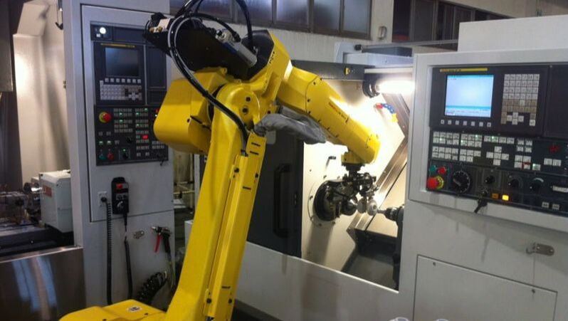 CNC 機へのロボットによるロード・アンロード