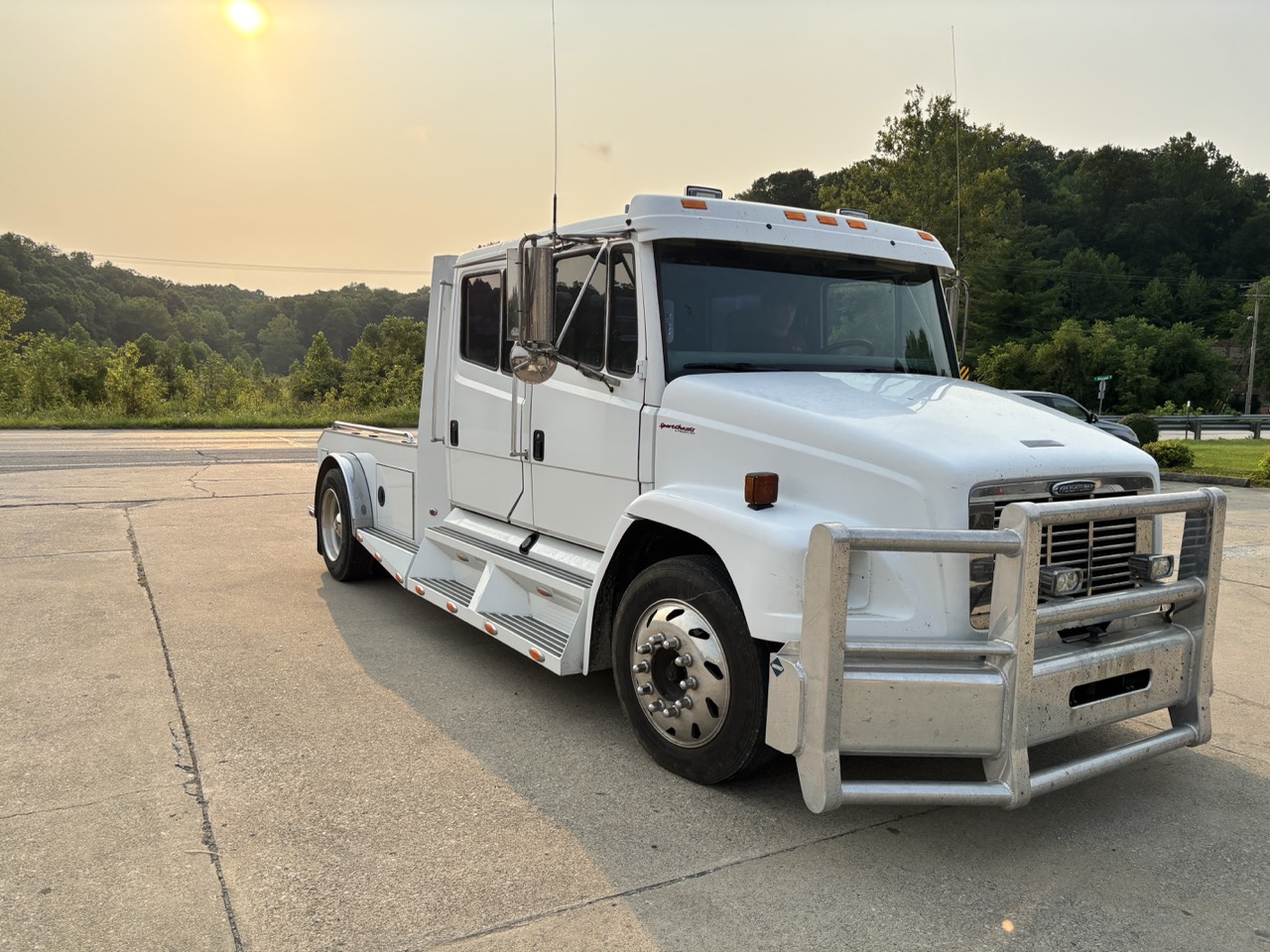 2003 Freightliner FL60 CAT 300HP SPORTCHASSIS Caterpillar 300