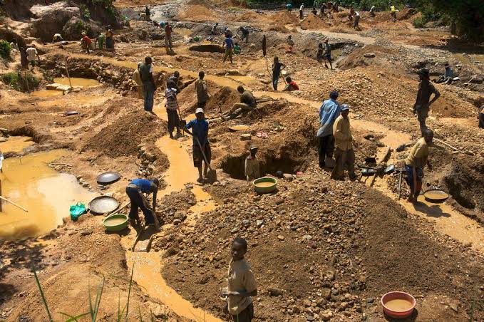 FG Revokes Mining Licenses Of 1,633 Companies