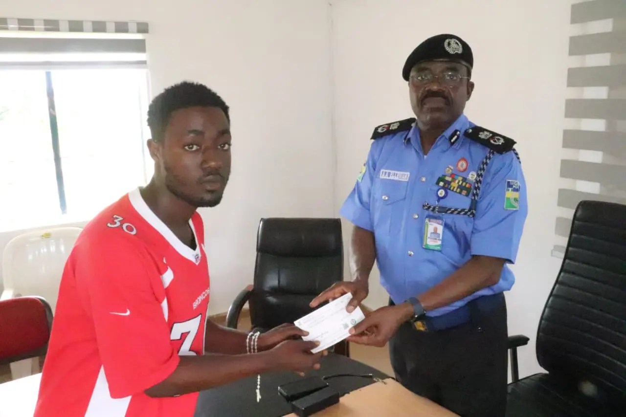 Niger: Police present N11.4m cheques to families of deceased officers
