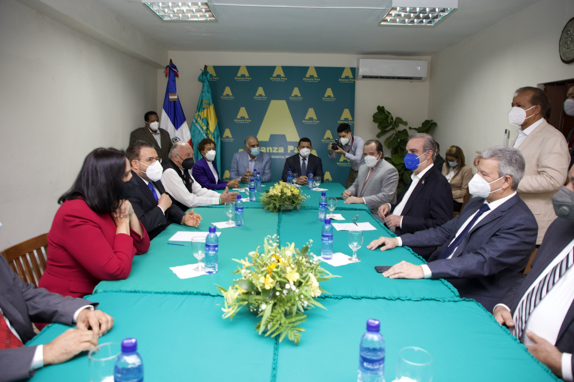 Google (español to italiano traducción). Presidente Luis Abinader inicia diÃ¡logo con lÃ­deres