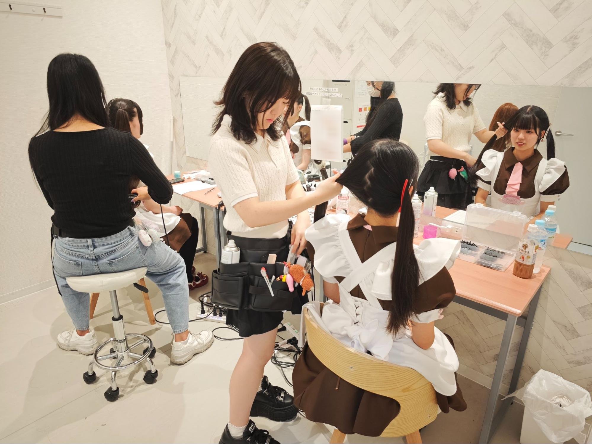メイドにかわいいの魔法を♡ヘアメイクの妖精さんに密着♡【あっとほぉ