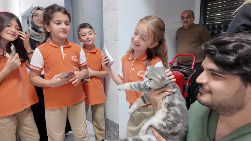Minik öğrencilerden sokak hayvanlarına anlamlı ziyaret