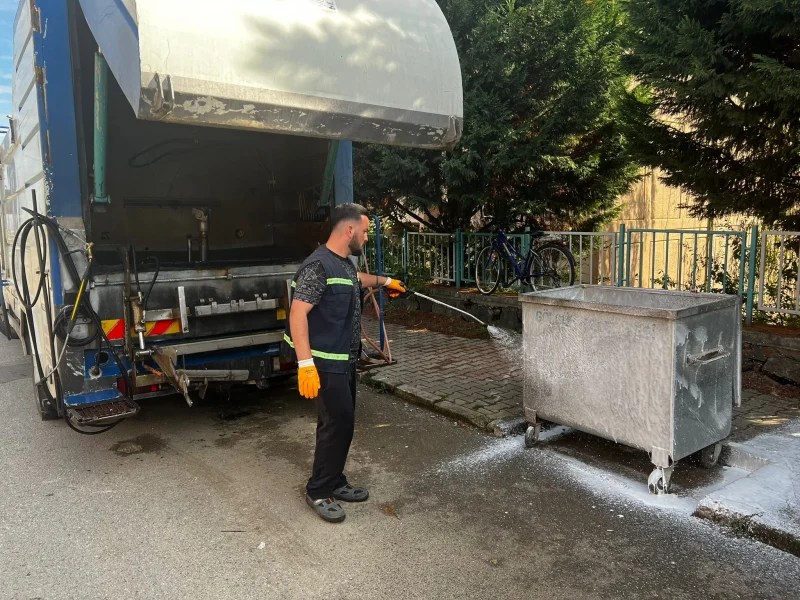 Çöp konteynerleri düzenli temizlenerek hijyen sağlanıyor