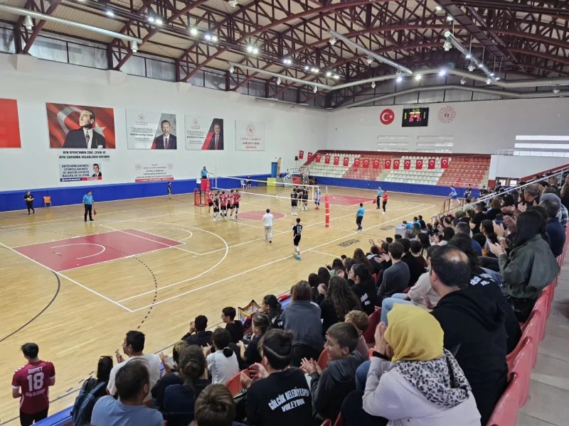 Belediyespor voleybol takımları sezona galibiyetle başladı