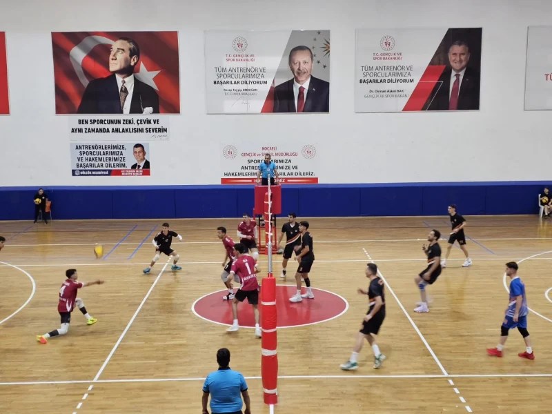 Belediyespor voleybol takımları sezona galibiyetle başladı