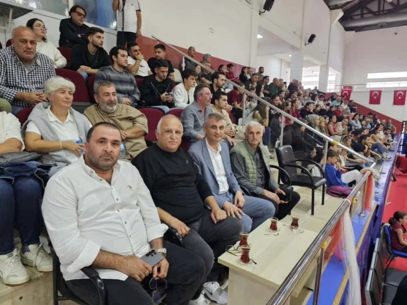 Belediyespor voleybol takımları sezona galibiyetle başladı