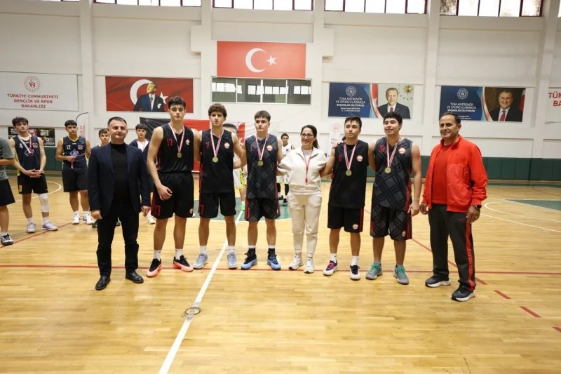 Derince’de Cumhuriyet Coşkusu Sporla Taçlandı!