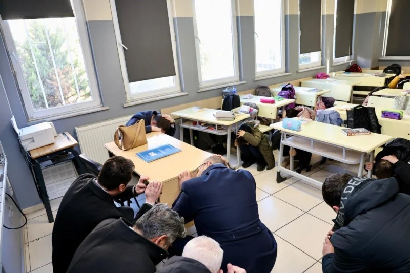 Okullarda eş zamanlı tahliye tatbikatı düzenleniyor
