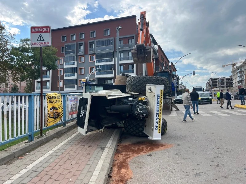 Derince’de asfalt silindiri devrildi!