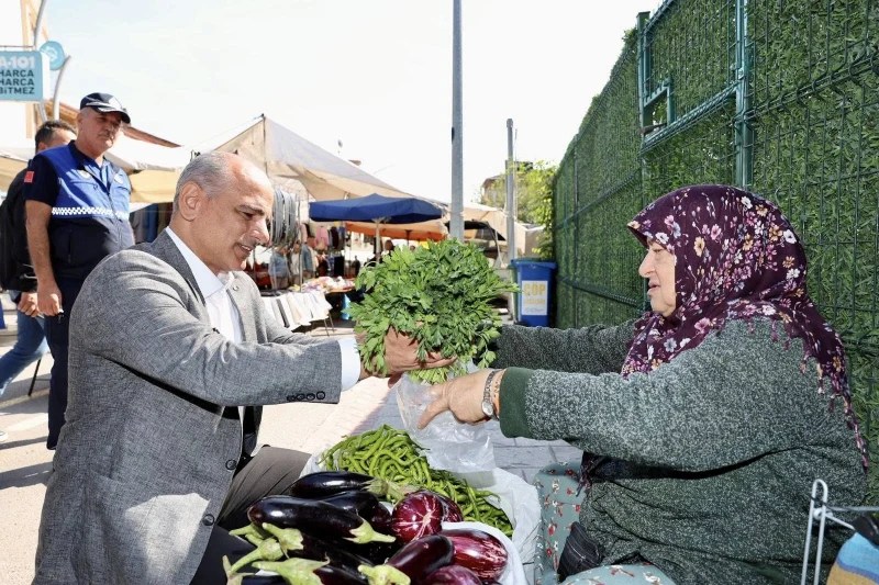 Başkan Söğüt, pazarda esnaf ve vatandaşlarla buluştu