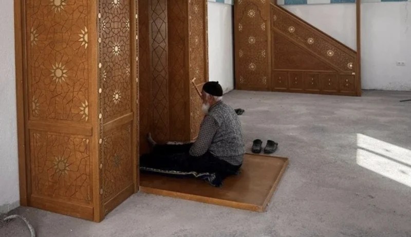 Çocukları köye dönmeyince mirasını cami yapımına verdi