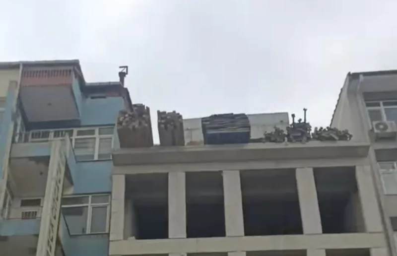 İzmit Çarşı’da Çatıdan Düşen Tehlike!