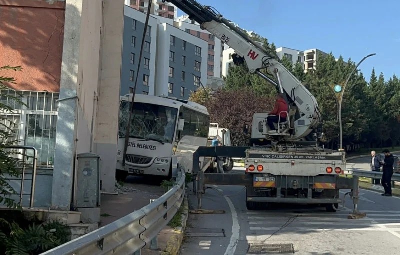 İzmit’te Freni Boşalan Otobüs Kaza Yaptı!