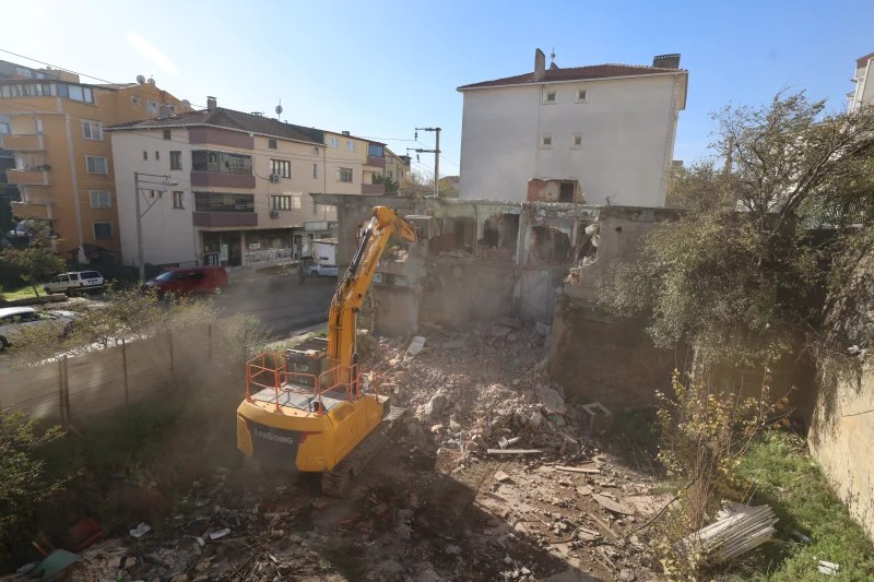 Çayırova’da metruk binalar yıkılıyor!