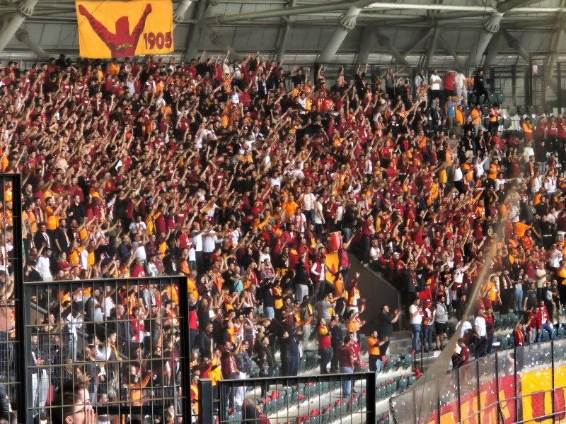 Galatasaraylı taraftarlar Selçuk İnan’ı tribüne davet etti!