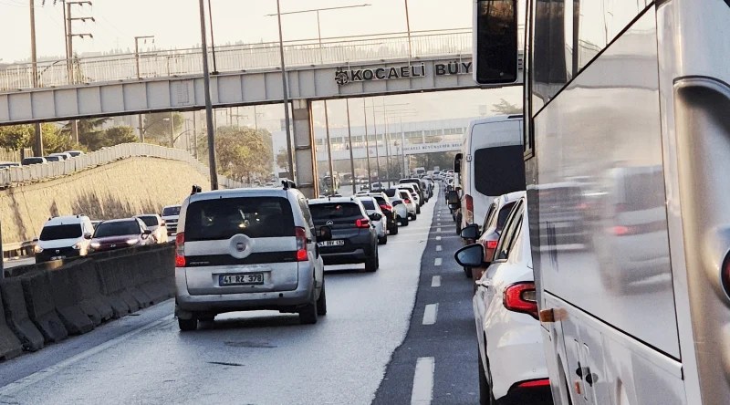 İzmit’te Okullar Açıldı, Trafik Kilitlendi!