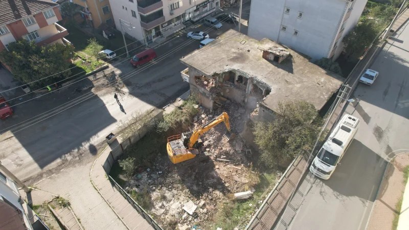 Çayırova’da metruk binalar yıkılıyor!