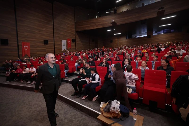 Çayırovalı Çocuklar Ara Tatilde Tiyatroyla Eğlendi!