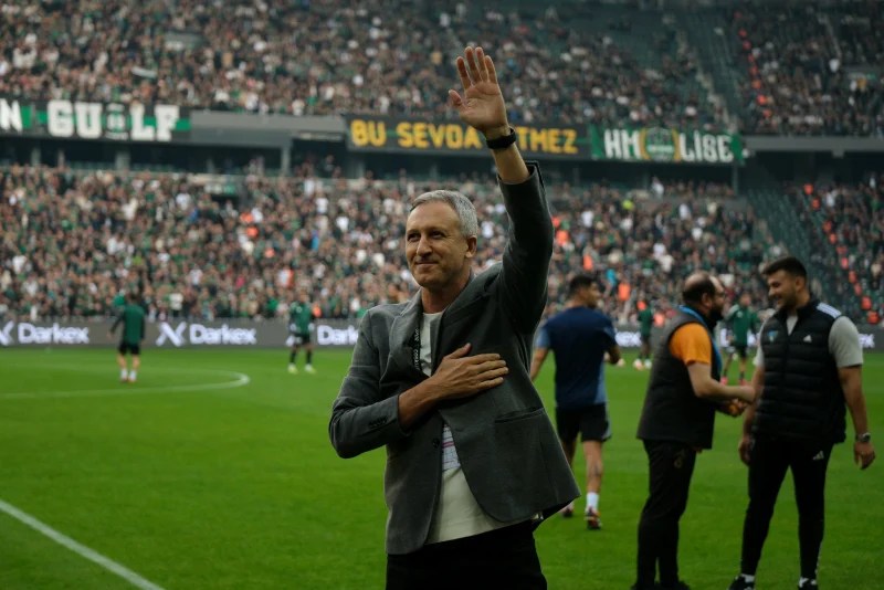 Kocaelispor’dan Taner Gülleri’ye Plaket!