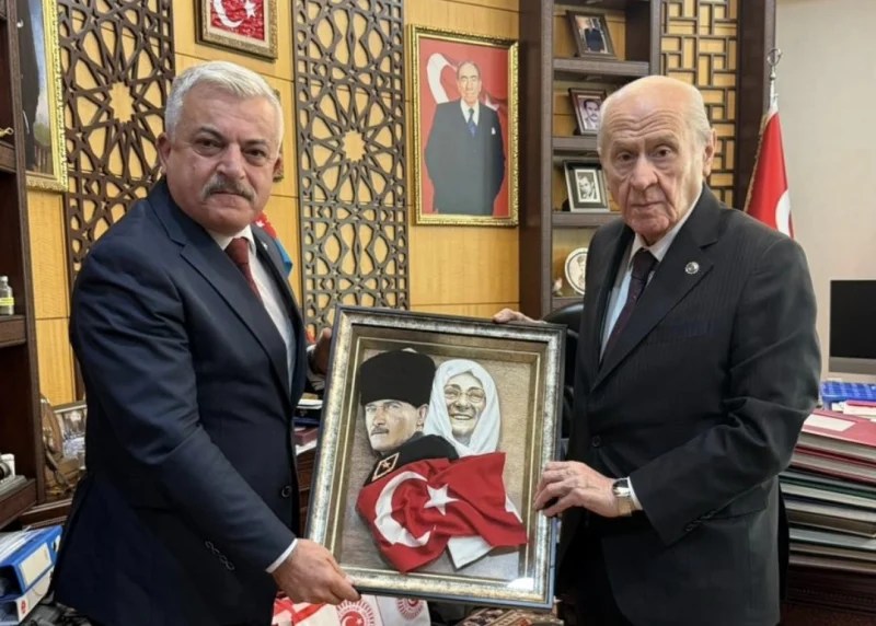Tuncay Batı’dan Bahçeli’ye anlamlı hediye!