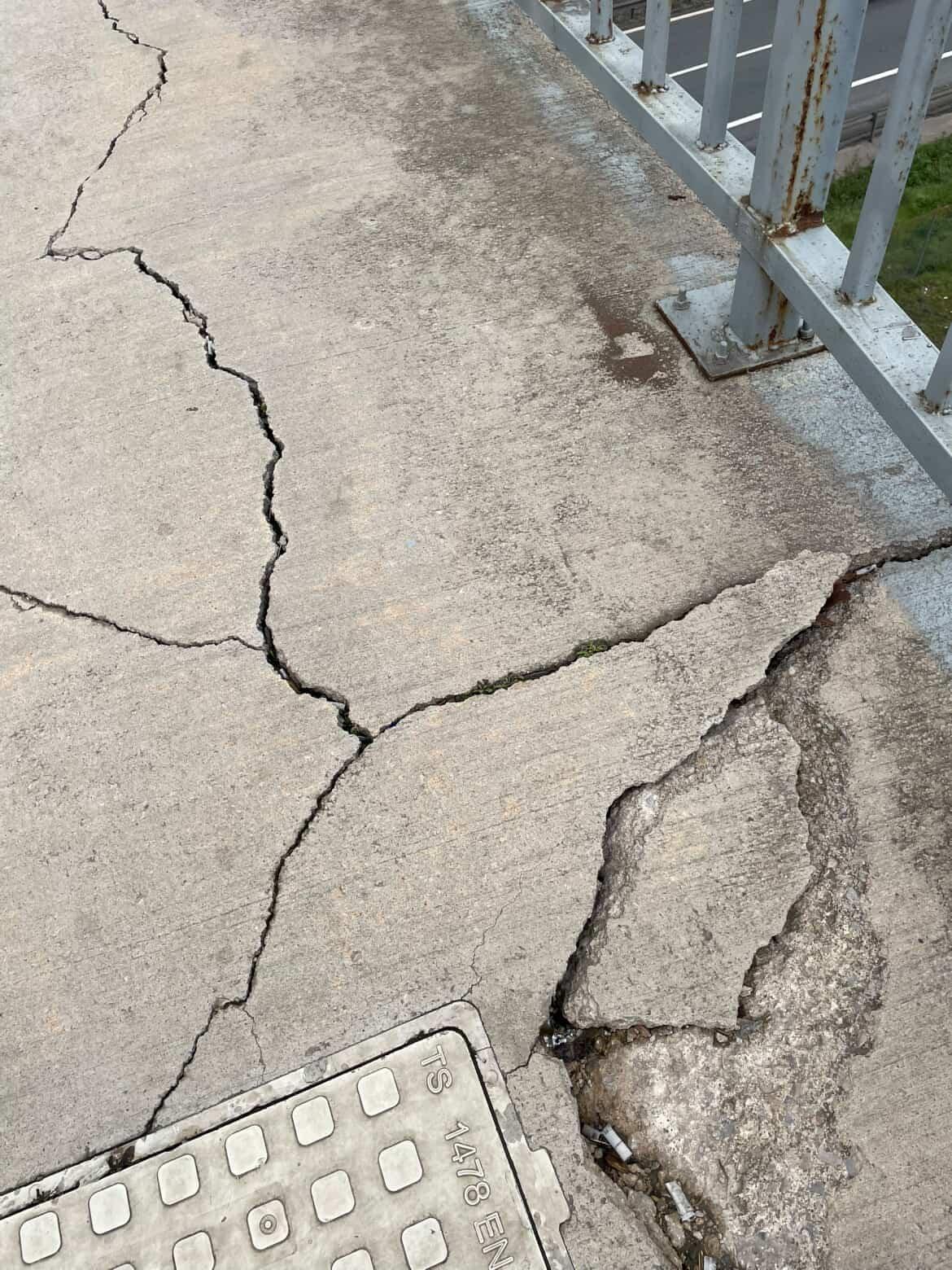 İzmit Gündoğdu’da köprüde tehlike!