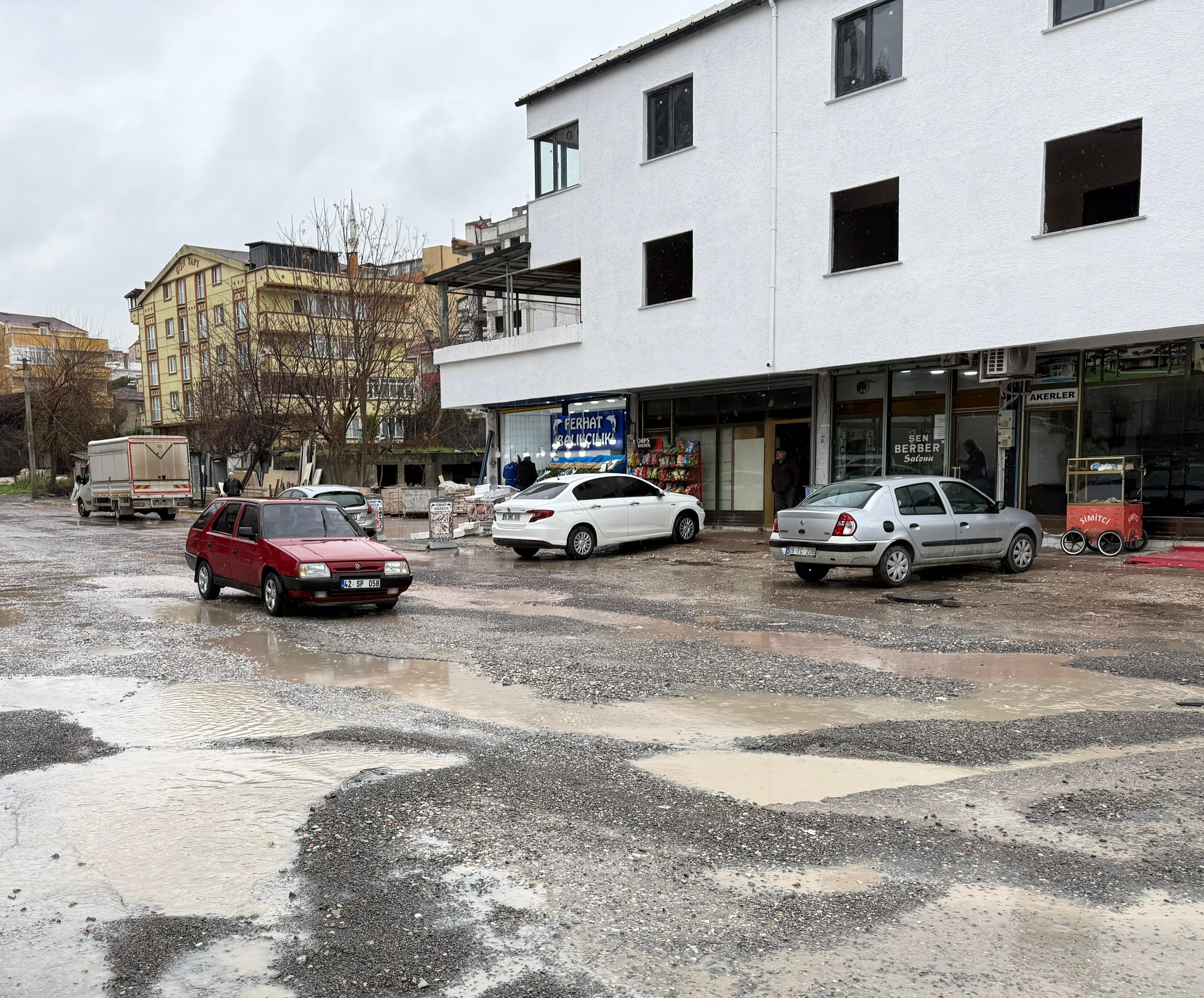 Çayırova’da yol tepkisi: 6 aydır bekleniyor!