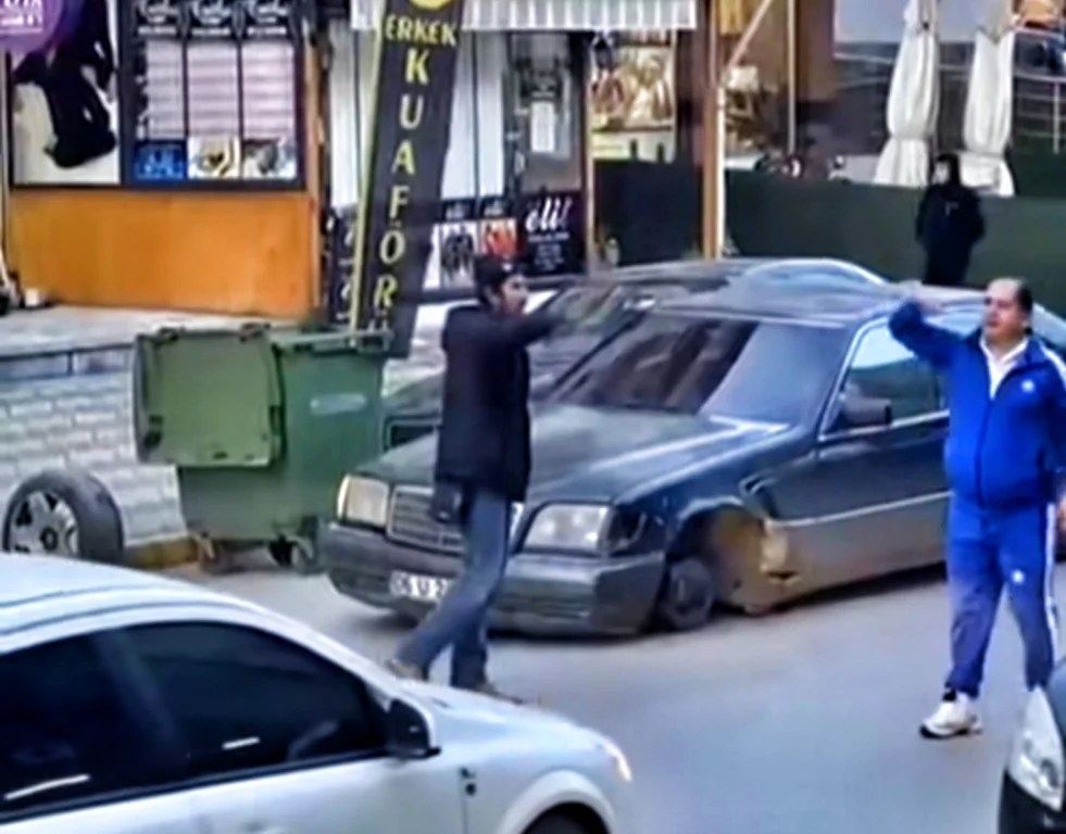 Körfez’de lüks araçtan fırlayan lastik paniğe neden oldu!
