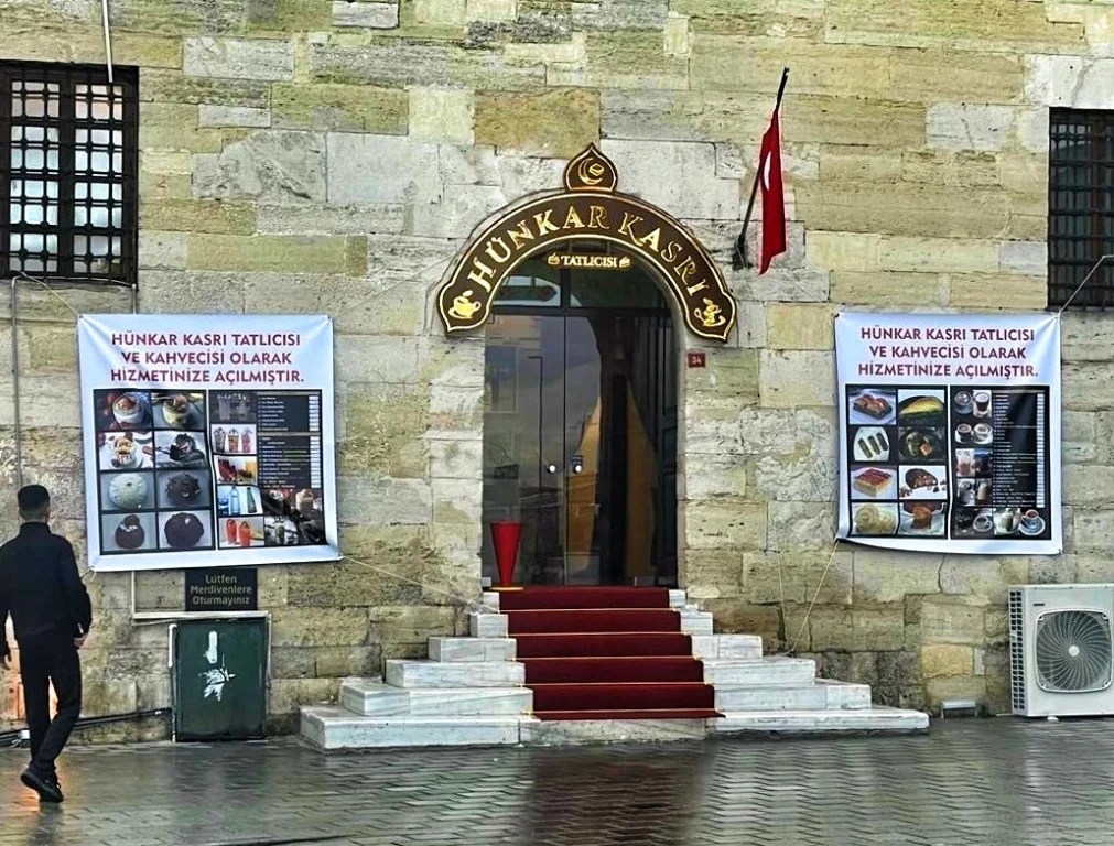Yeni Camii’ye asılan reklam afişi tepki çekti