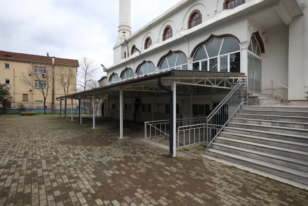Derince’de camilere cenaze töreni sundurması