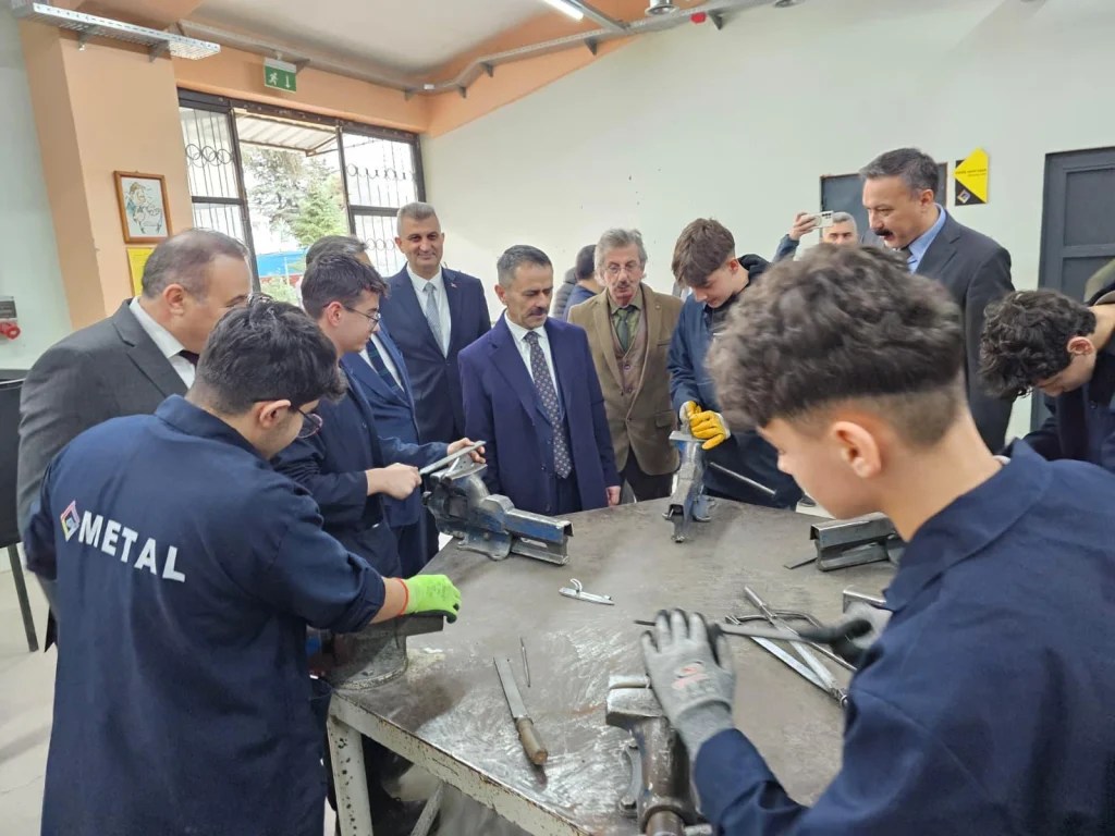 Vali Aktaş, Gölcük’te eğitim kurumlarını ziyaret etti