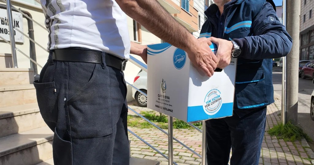 Çayırova Belediyesi ihtiyaç sahibi ailelere gıda kolisi dağıttı
