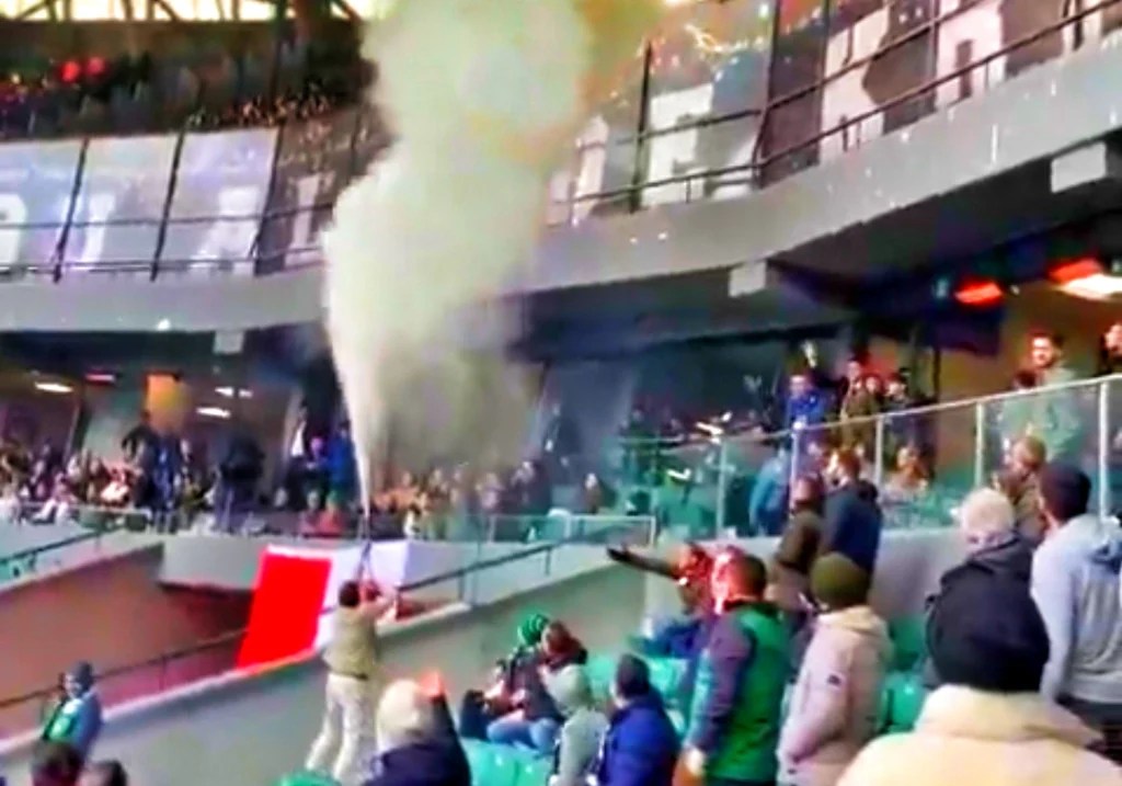 Kocaeli’de Taraftar Yangın Tüpüyle Müdahale Etti