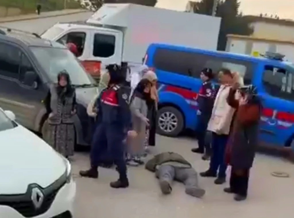 İzmit’te cami önünde kaza: Yaya yaralandı!