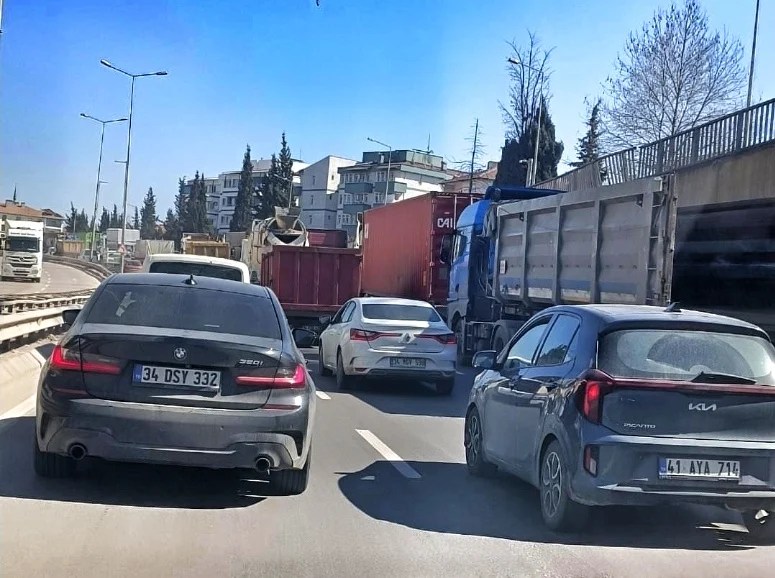 Derince’de liman trafiği felç oldu