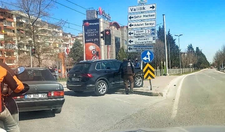 Milli İrade Meydanı’nda kontrolden çıkan araç levhalara çarptı