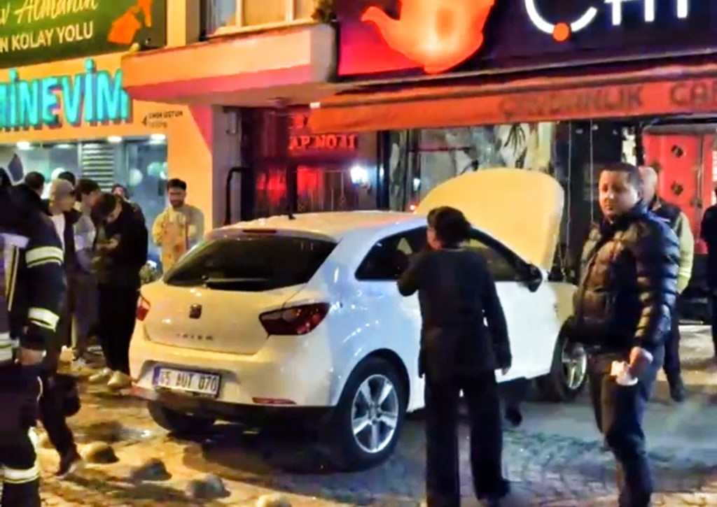 İzmit’te Otomobil Kafeye Daldı: 2 Yaralı!