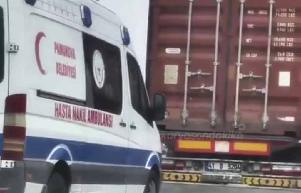 TEM’de ambulansa yol vermeyen TIR şoförüne tepki