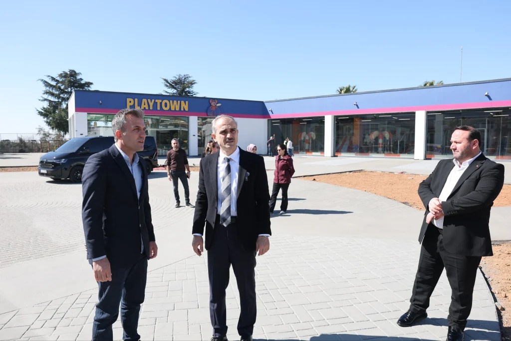 Çayırova’daki parklarda yenileme çalışmaları sürüyor