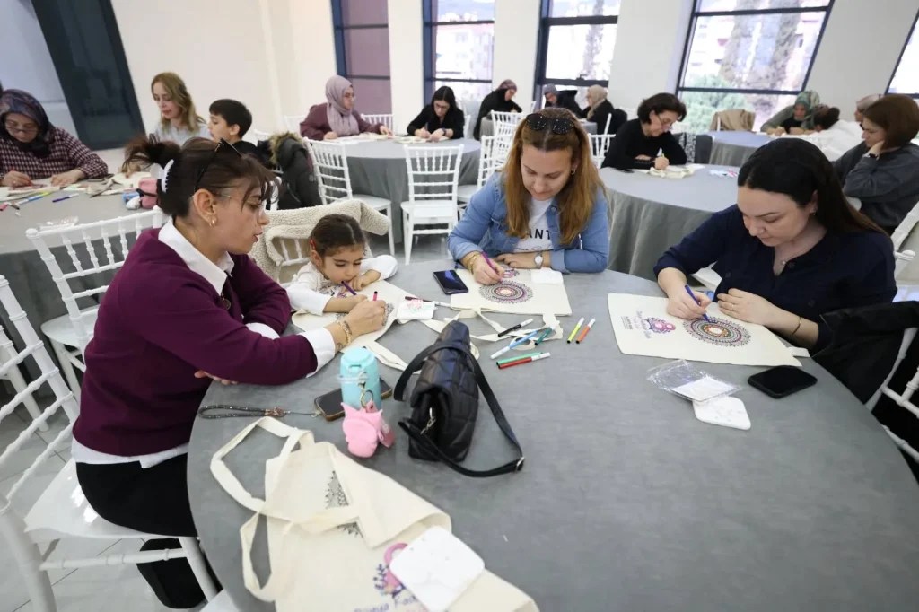 Derince’de kadınlar, mandala çanta boyama etkinliğinde buluştu