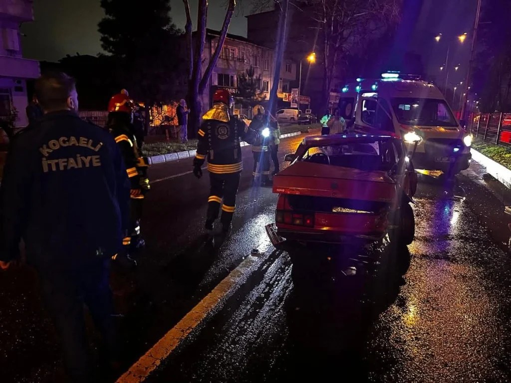 Gölcük’te kaza! Sürücü araçta sıkıştı!