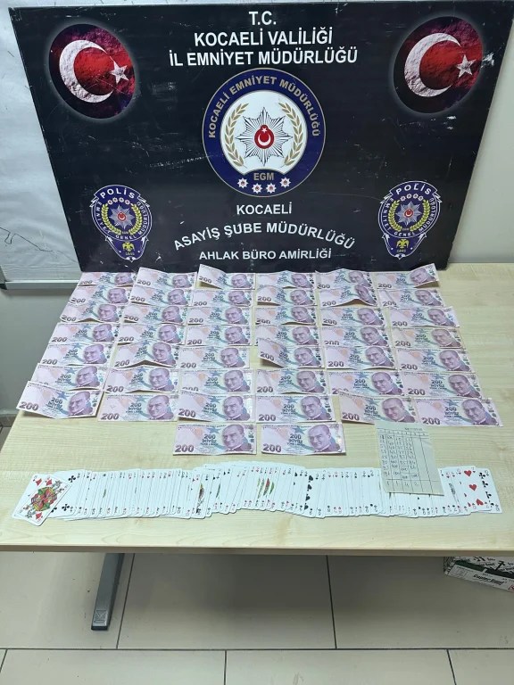 Körfez’de kahvehaneye kumar baskını: Cezalar kesildi, paraya el konuldu