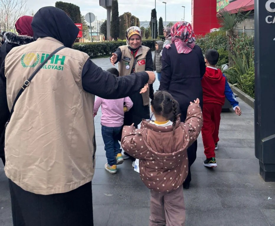 İHH Dilovası’ndan çocuklara bayramlık