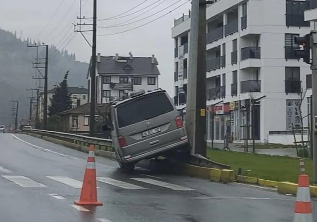 Karamürsel’de araç bariyerlere çıktı!