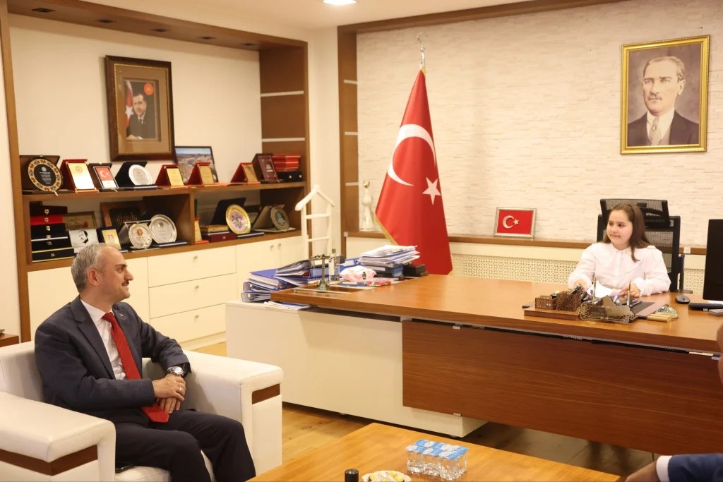Çayırova’da koltuk minik başkana devredildi