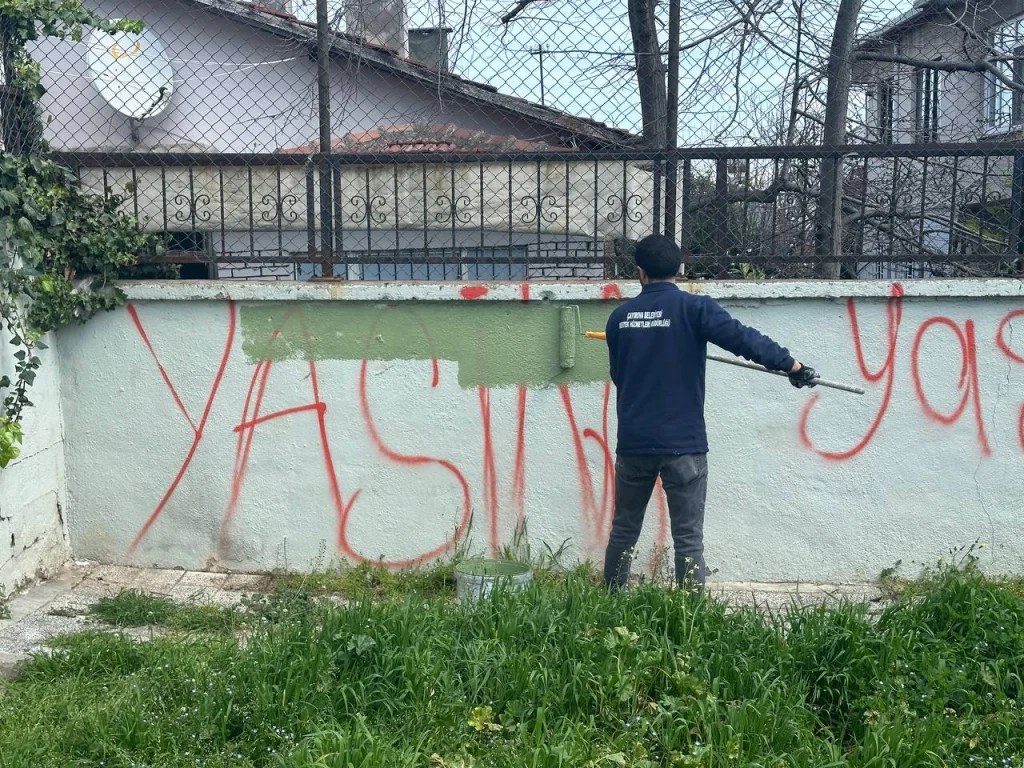 Çayırova parklarındaki duvarlar yenileniyor