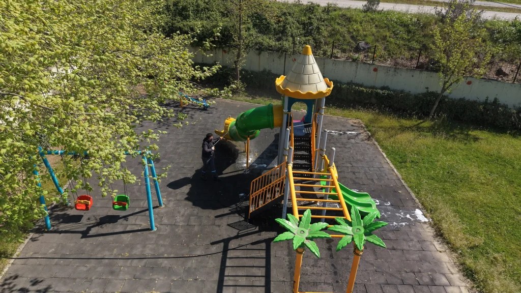 Çayırova parklarındaki oyun grupları temizleniyor