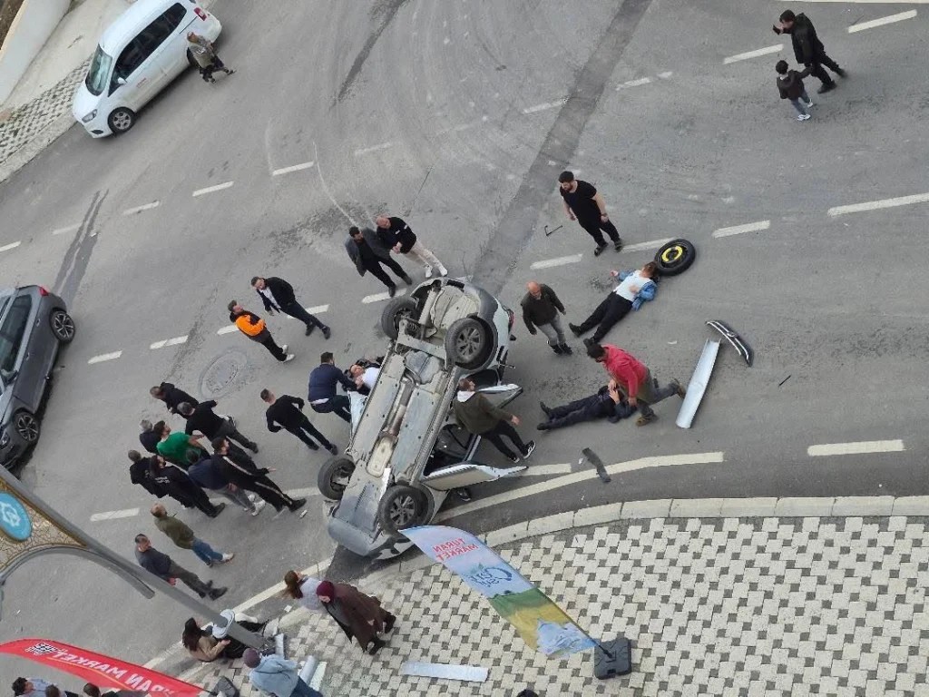 Çayırova’da Kontrolden Çıkan Otomobil Takla Attı: 2 Yaralı!
